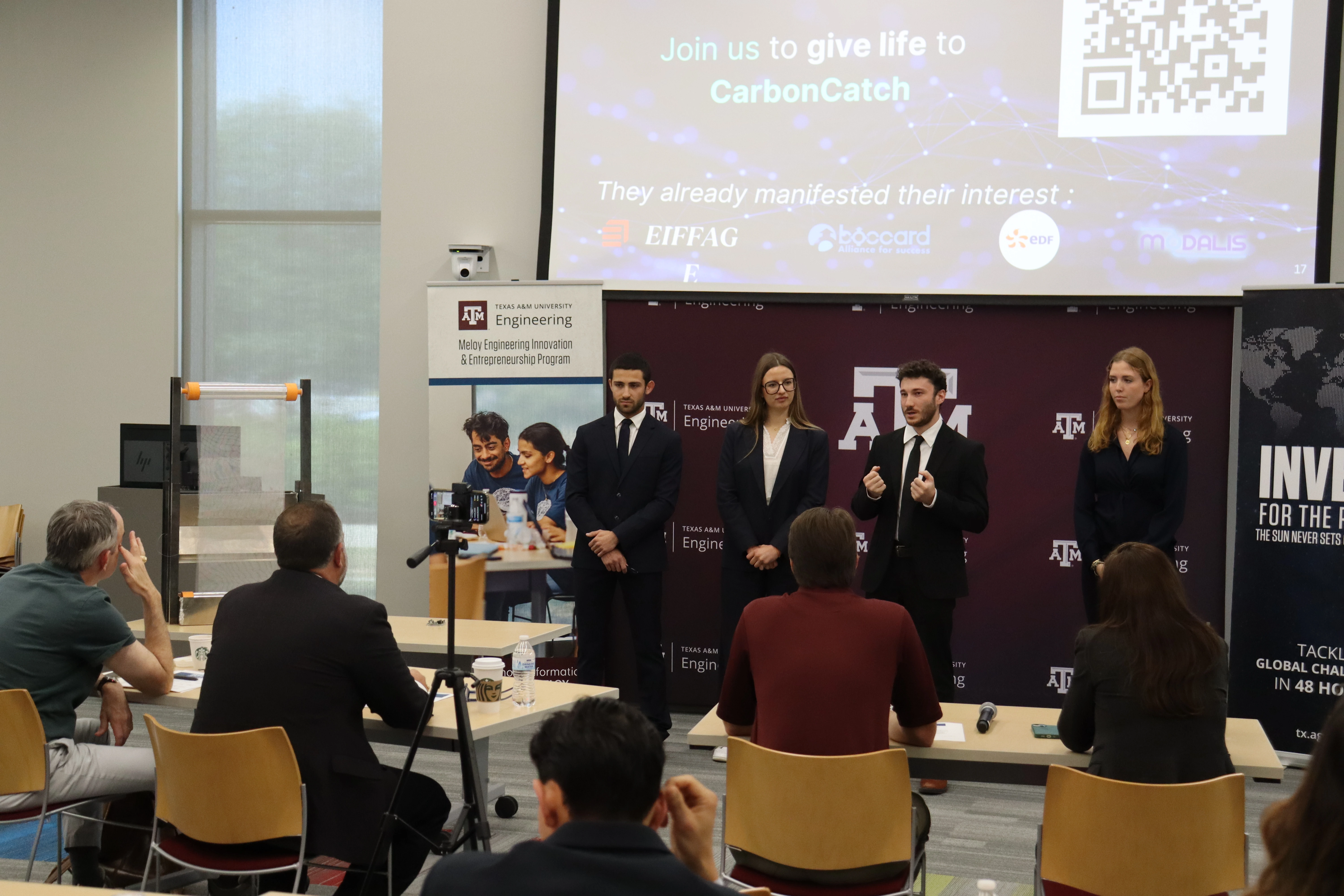Travail d’équipe pendant le hackathon